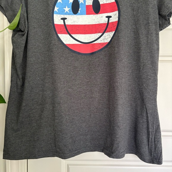 • USA Smiley Face Tee • - Picture 3 of 7